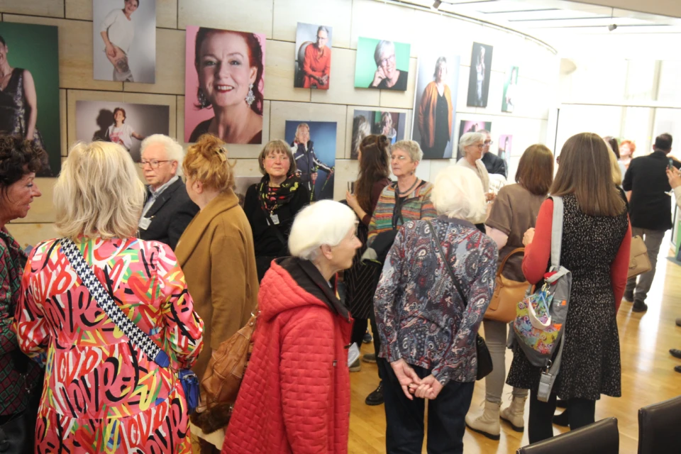 Begehung der Ausstellung zum Kunstprojekt von Sibille Stengel-Klemmer