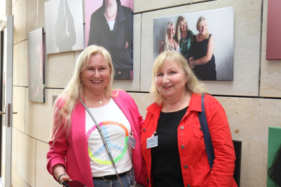 Beim Rundgang durch die Ausstellung zum Kunstprojekt von Sibylle-Stengel-Klemmer