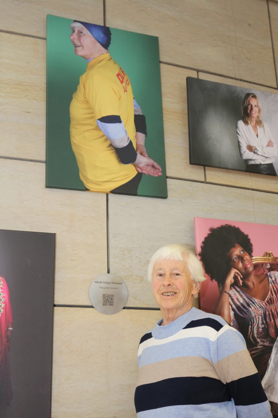 Beim Rundgang durch die Ausstellung zum Kunstprojekt von Sibylle-Stengel-Klemmer