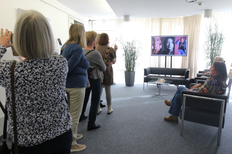 Rundgang durch die Ausstellung zum Kunstprojekt von Sibylle-Stengel-Klemmer