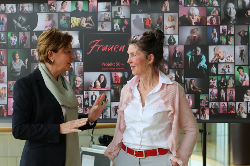 F. v. l. n. r.: Yvonne Gebauer im Gespräch mit Sibylle Stenge-Klemmer