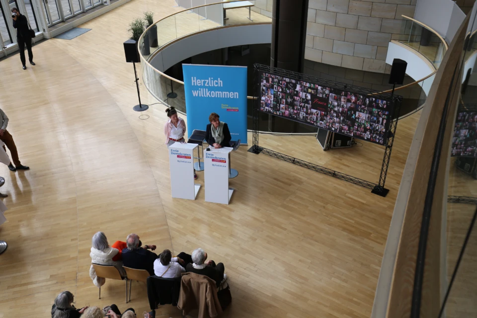Eröffnung der Vernissage zum Kunstprojekt von Sibille Stengel-Klemmer in der Wandelhalle