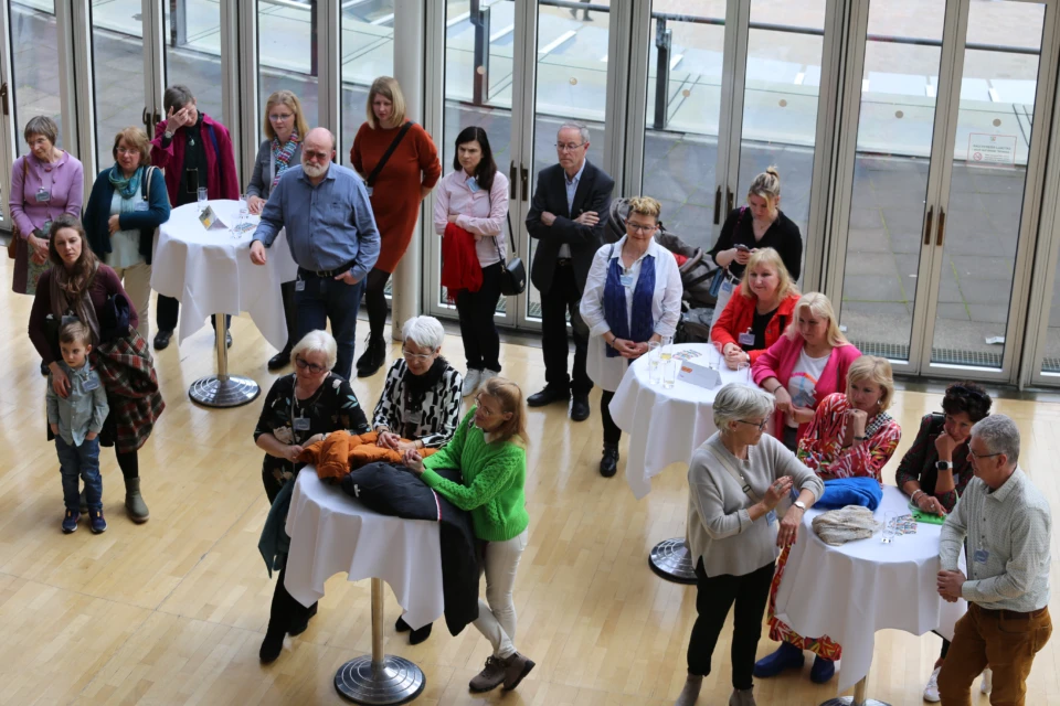 Publikum in der Wandelhalle