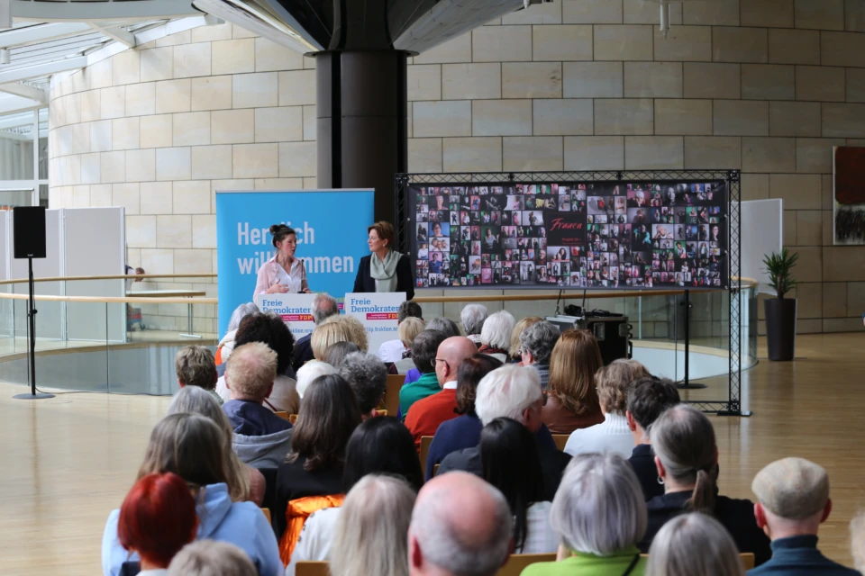 Eröffnung der Vernissage zum Kunstprojekt von Sibylle Stengel-Klemmer in der Wandelhalle