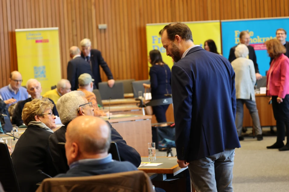 Marcel Hafke im Gespräch mit Gästen auf dem Seniorenkongress