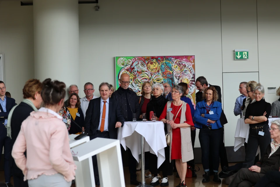 Publikum auf der Vernissage zum Kunstprojekt von Sibille Stengel-Klemmer
