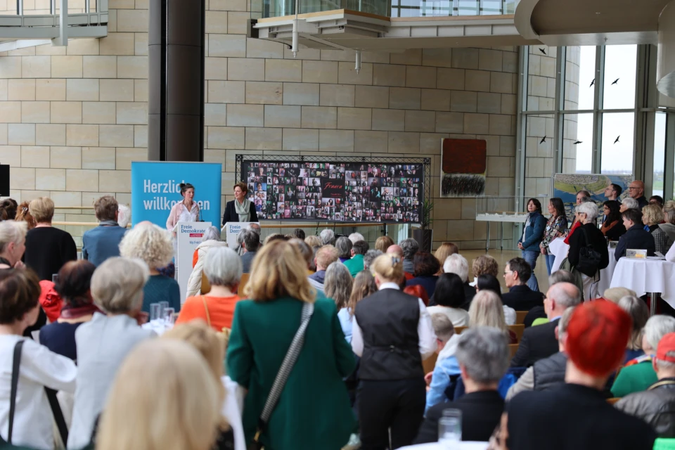 Eröffnung der Vernissage zum Kunstprojekt von Sibylle Stengel-Klemmer in der Wandelhalle