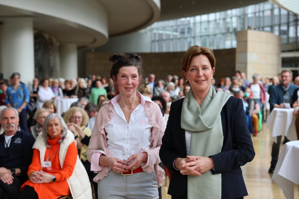 F. v. l. n. r.: Yvonne Gebauer, Sibylle Stenge-Klemmer mit Publikum