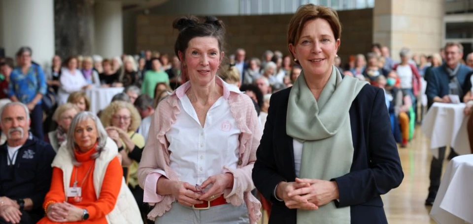 Fotokünstlerin Sibylle Stengel-Klemmer und Kultur-Expertin Yvonne Gebauer mit Gästen