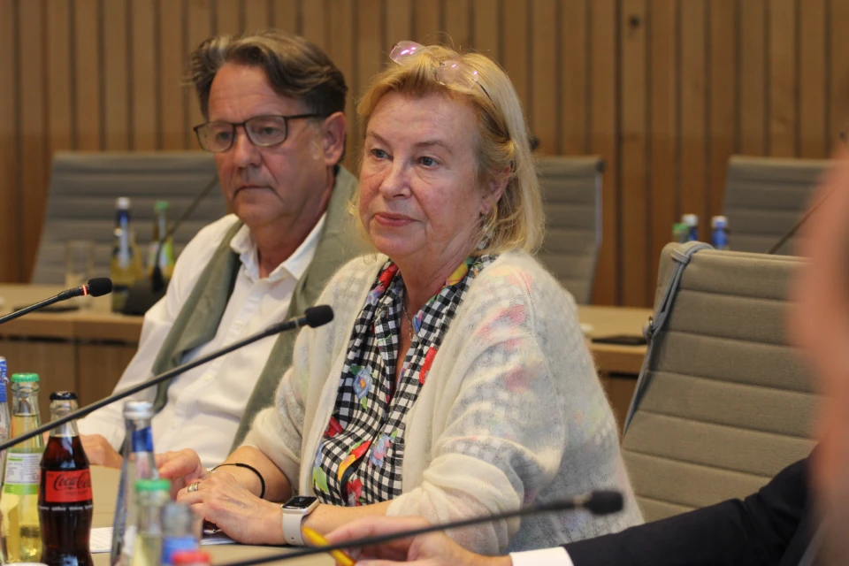 Frau Pro. Dr. Flößer stellt sich den Fragen des Publikums während der Veranstaltung "Kinderrechte und Recht auf Unterricht?!"