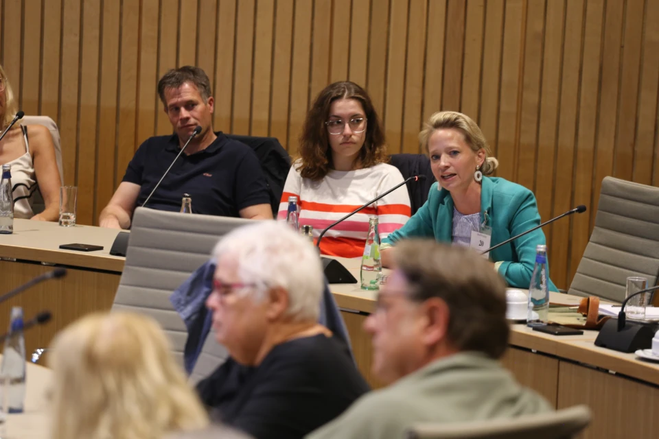 Stimmen aus dem Publikum kommen auf der Veranstaltung "Kinderrechte und Recht auf Unterricht?" zu Wort