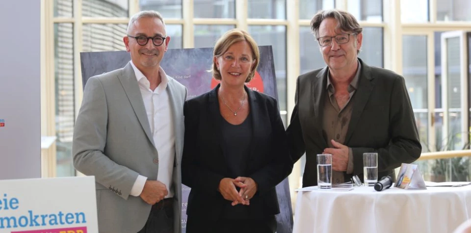 F. v. l. n .r.: Dr. Werner Pfeil, Yvonne Gebauer, Detlef Kellermann