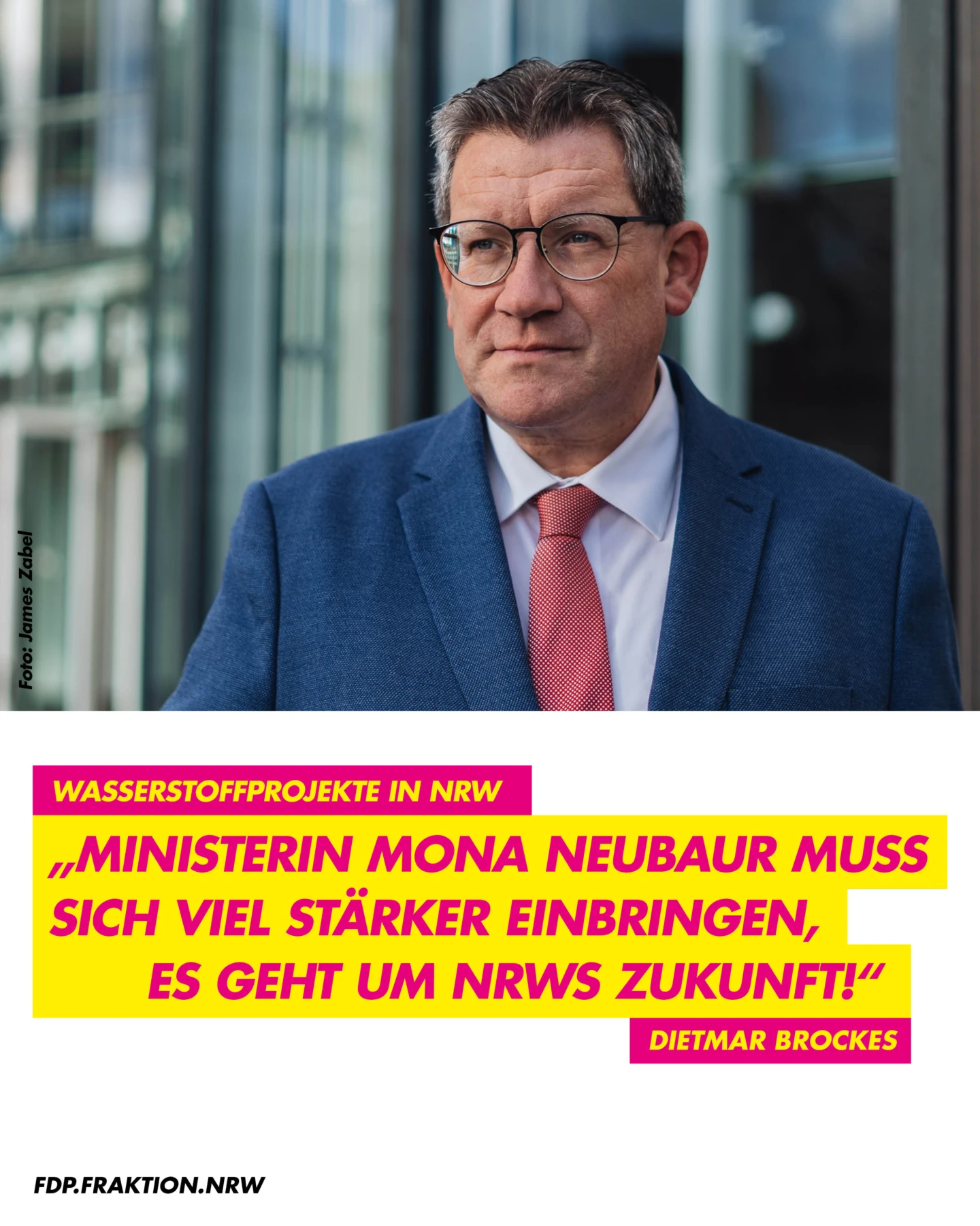 Social Media Kachel