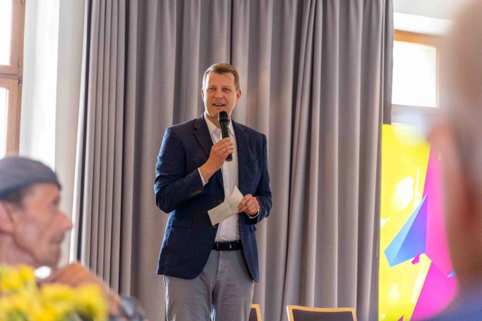 FDP-Fraktionschef Henning Höne beim Kulturfrühstück in Holzwickede