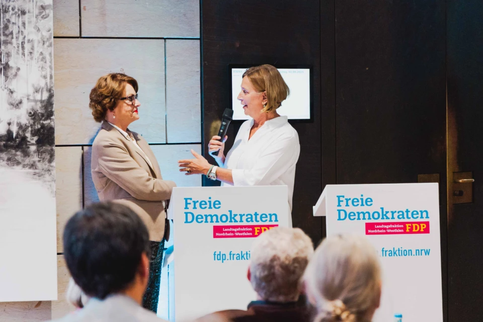 Hier sehen Sie einige Impressionen von der Vernissage „BORN IN KOREA. Made in NRW." der FDP-Landtagsfraktion NRW im Düsseldorfer Landtag.